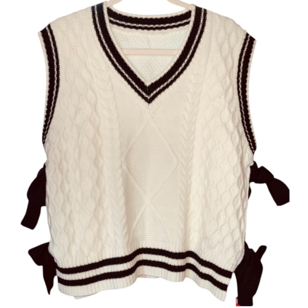 NWT Cider V-Neck Solid Bowknot Knitted Vest
Cream, Size XL - 10